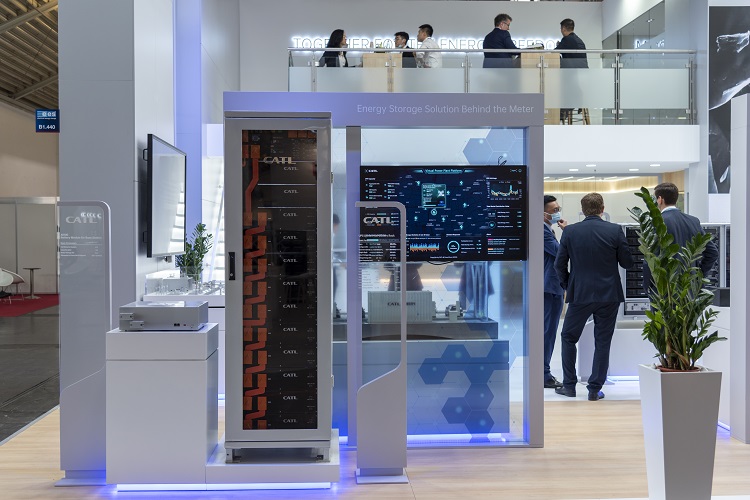 3 - 48100基站電箱(產品左)和UPS鋰電池柜EnerU(產品右).jpg